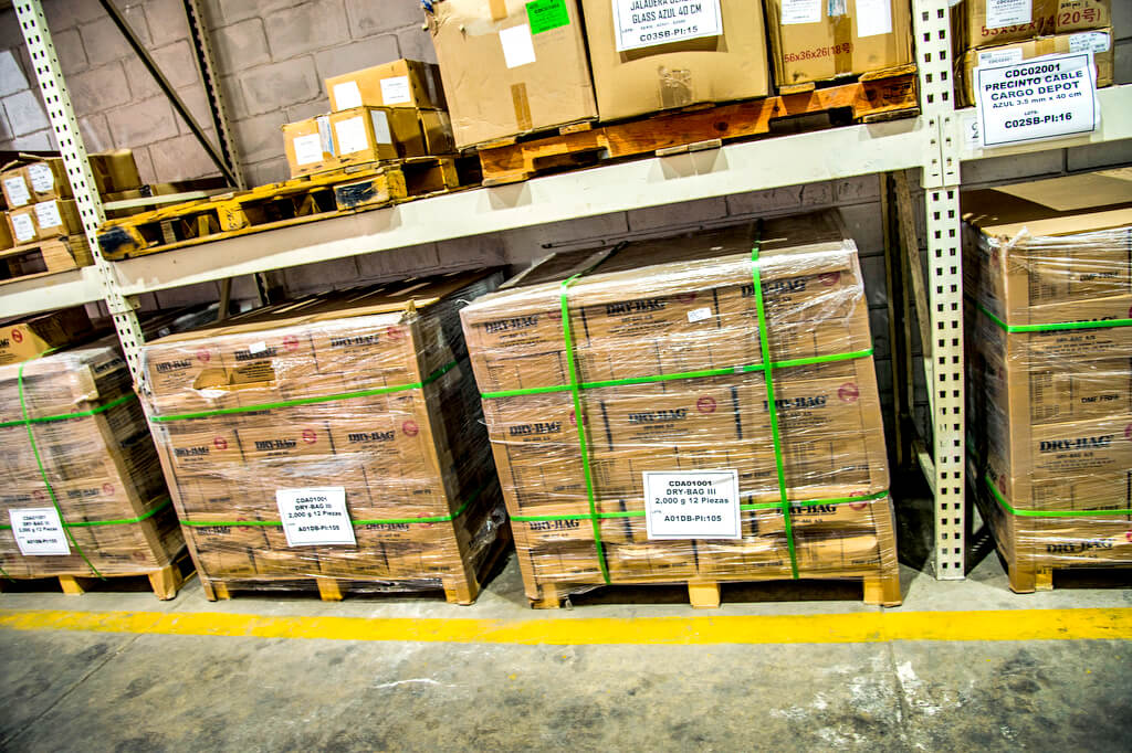 Cajas de Productos Absorbentes de Humedad en almacén Cargo Depot